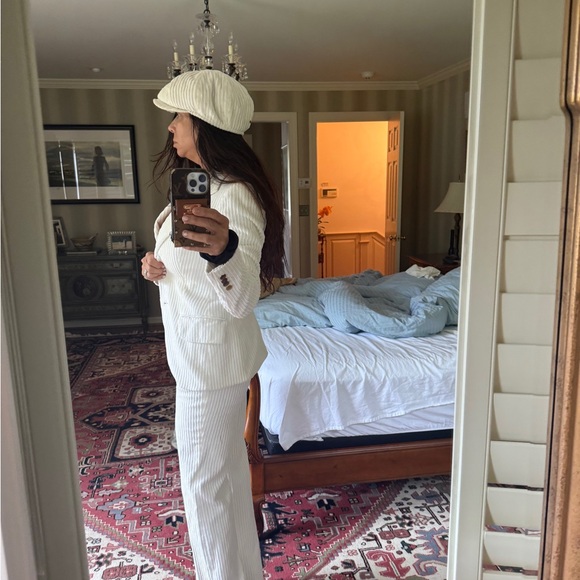 Dolce Gabbana white corduroy vintage pantsuit with matching hat. - Picture 6 of 15